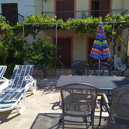 Apartmani Katarina Barbat na Rabu المظهر الخارجي الصورة