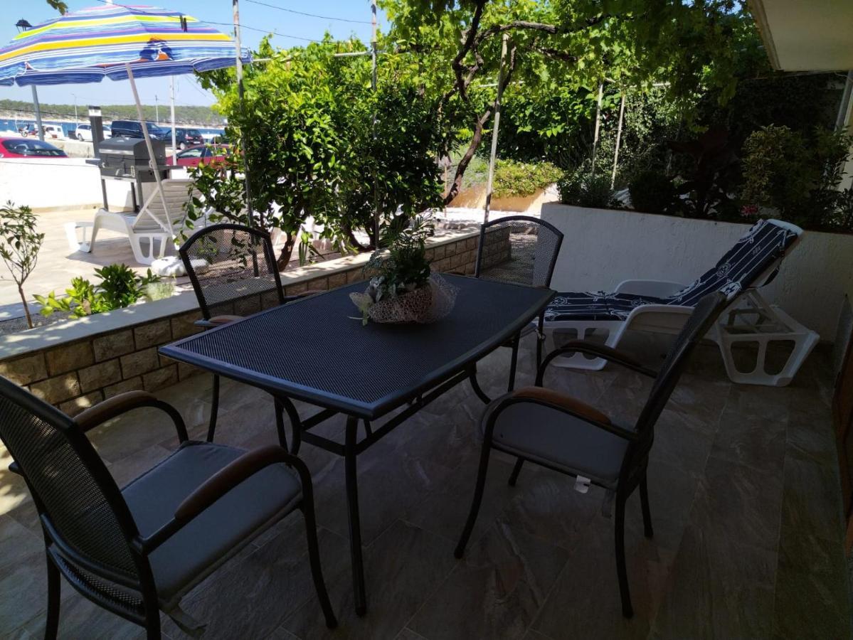 Apartmani Katarina Barbat na Rabu المظهر الخارجي الصورة