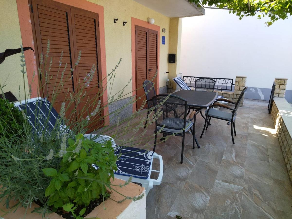 Apartmani Katarina Barbat na Rabu المظهر الخارجي الصورة