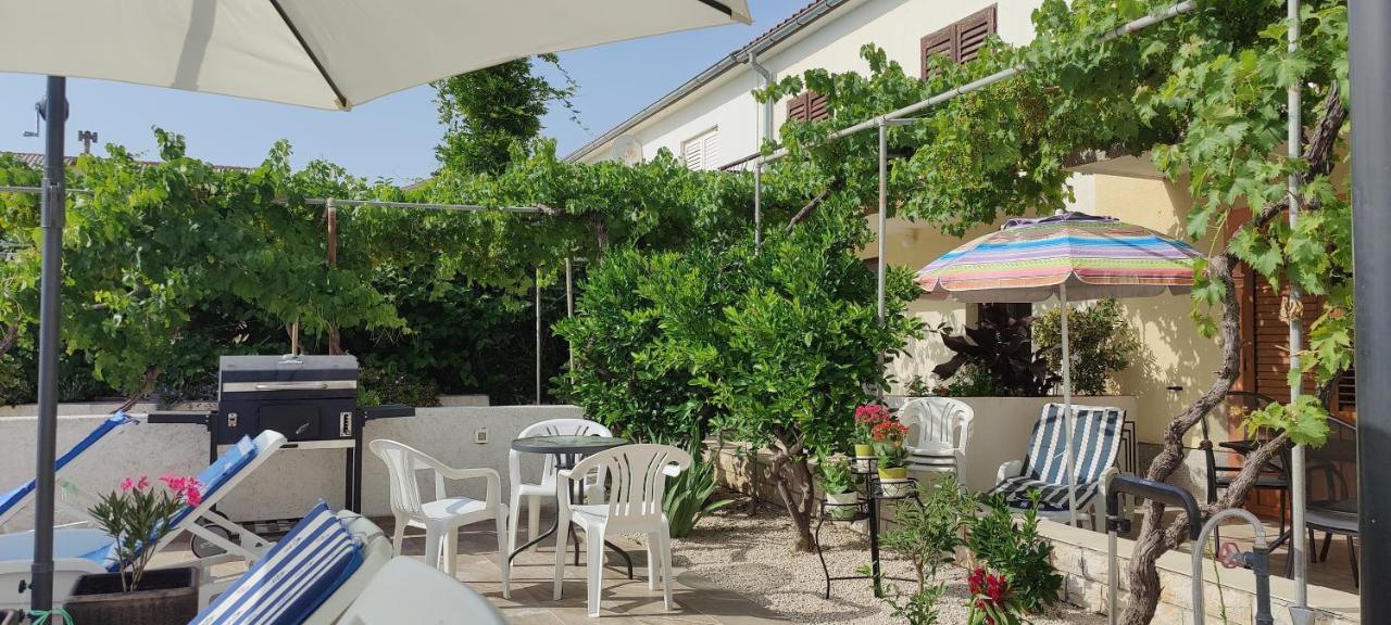 Apartmani Katarina Barbat na Rabu المظهر الخارجي الصورة