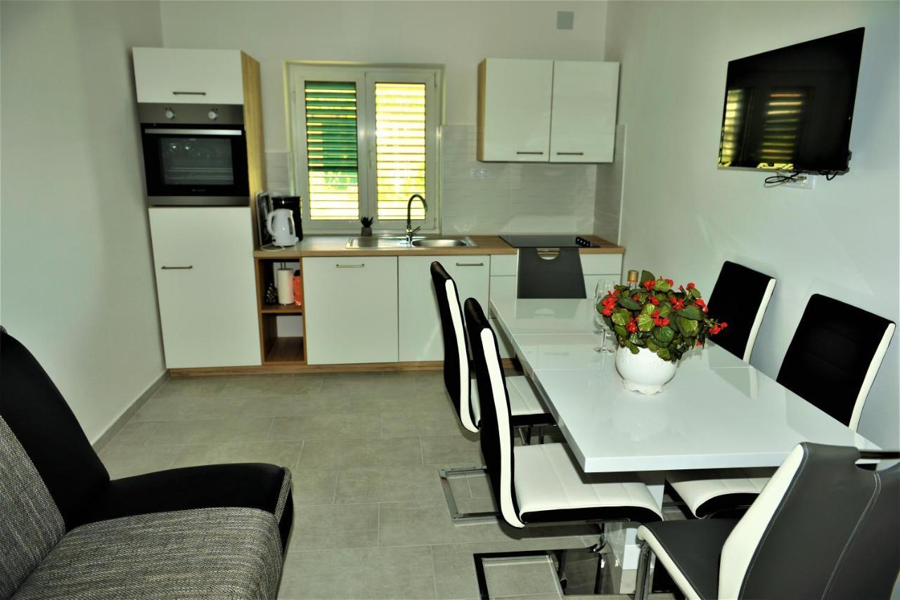 Apartmani Katarina Barbat na Rabu المظهر الخارجي الصورة