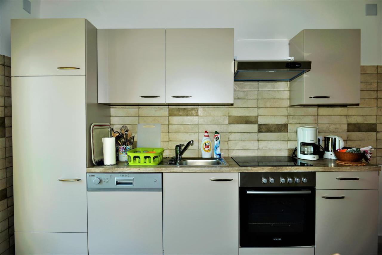 Apartmani Katarina Barbat na Rabu المظهر الخارجي الصورة