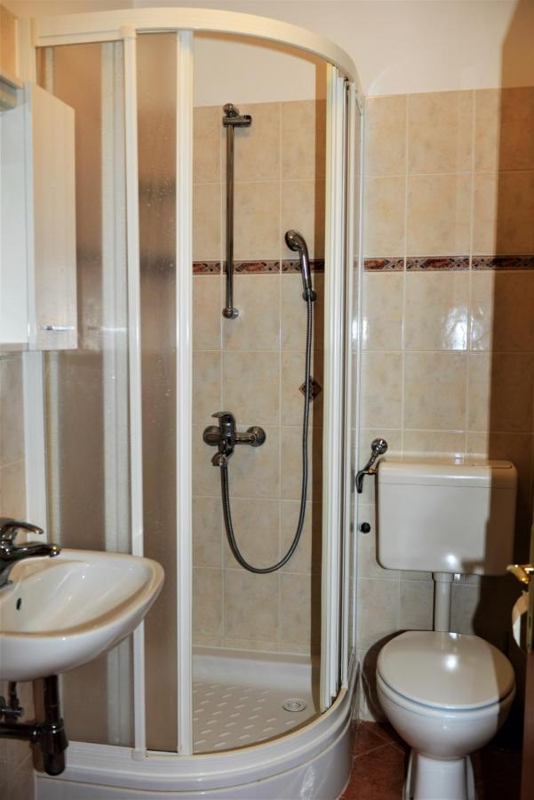 Apartmani Katarina Barbat na Rabu المظهر الخارجي الصورة